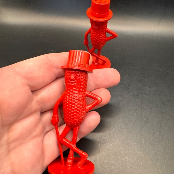 Red Mr. Peanut plastic salt and pepper shaker set. Excellent vintage condition. - Picture 8 of 9